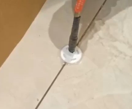 沾化瓷砖空鼓维修公司专业解答瓷砖在铺贴过程中，如果没有涂抹均匀到位的粘结材料（如水泥砂浆或瓷砖胶），可能会导致以下问题