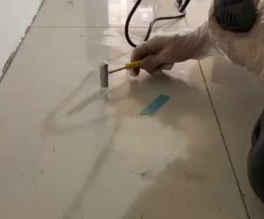 沾化瓷砖开裂维修公司专业分享瓷砖在铺贴前如果没有沥干水分，将会导致以下问题